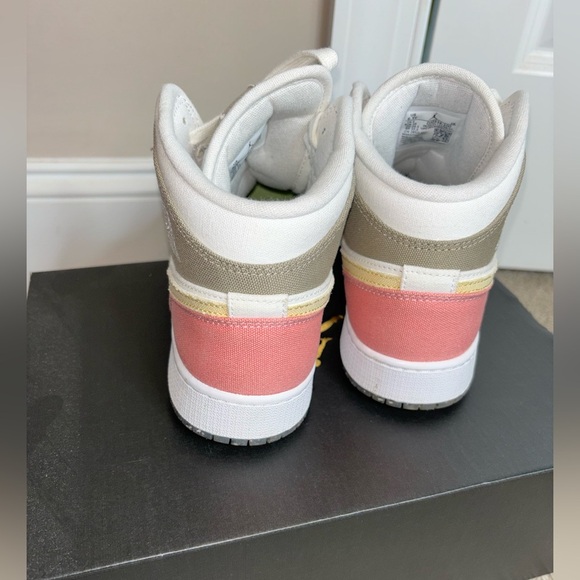 Jordan 1 Mid SE Flowerchid Pastel /Vivid Green/Blanc 6.5 Youth - Picture 3 of 9